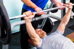 Grundübungen Bankdrücken Krafttraining