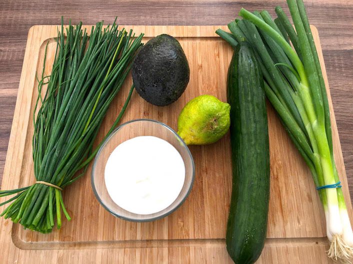 Zutaten für cremige Gurkensuppe mit Avocado