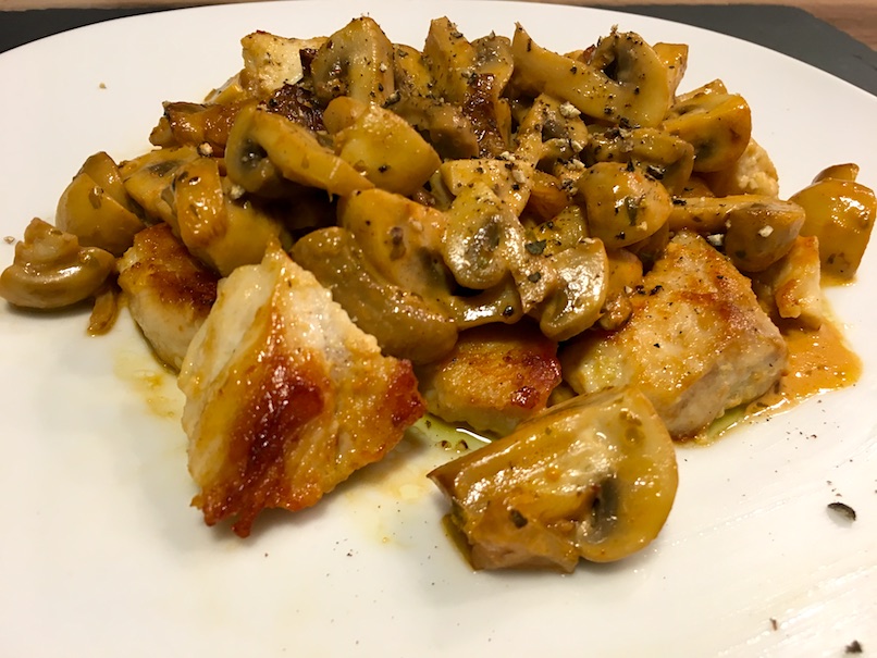 Schnelle Low Carb Geflügelpfanne mit Champignons